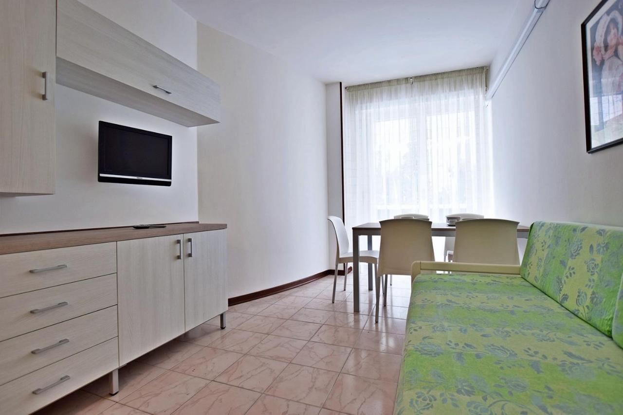 Condominio Luna 1 Lignano Sabbiadoro Eksteriør billede