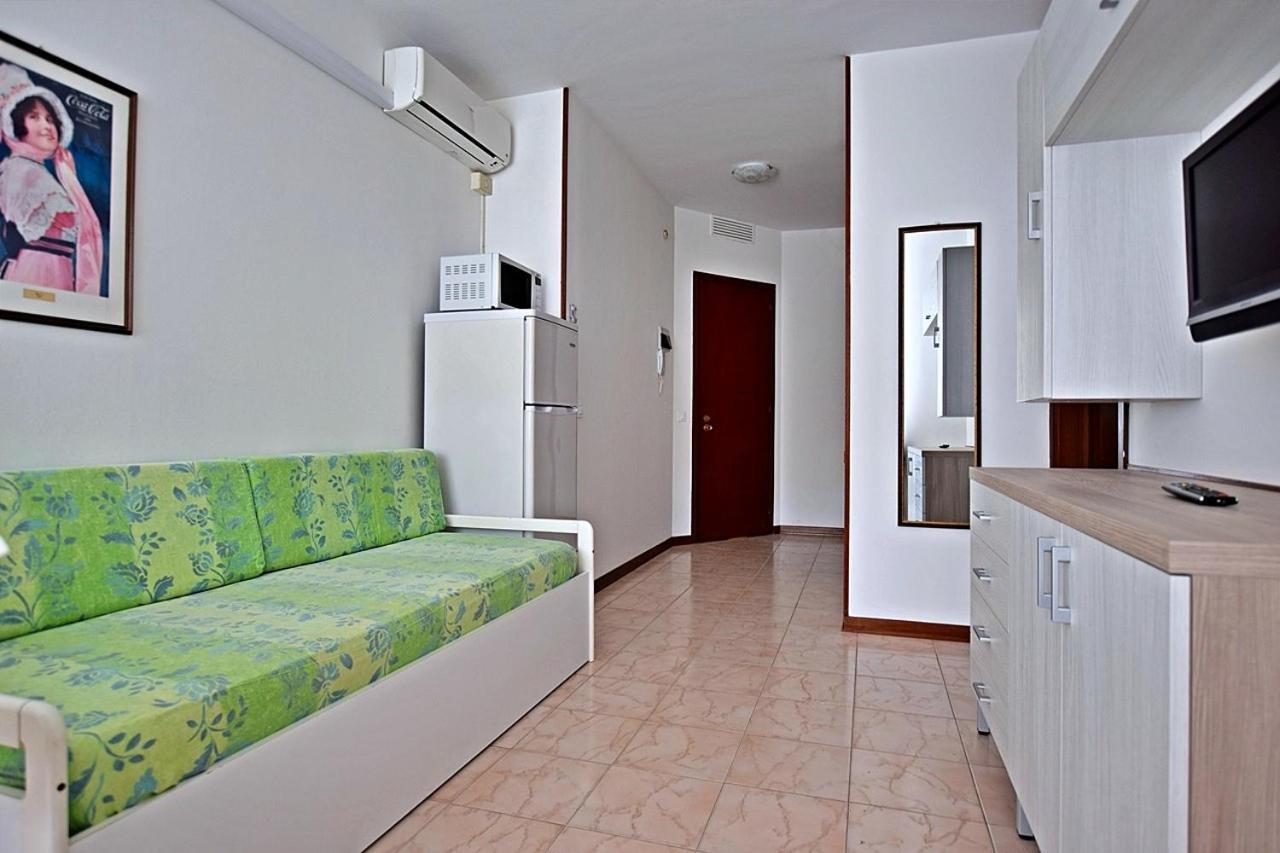 Condominio Luna 1 Lignano Sabbiadoro Eksteriør billede